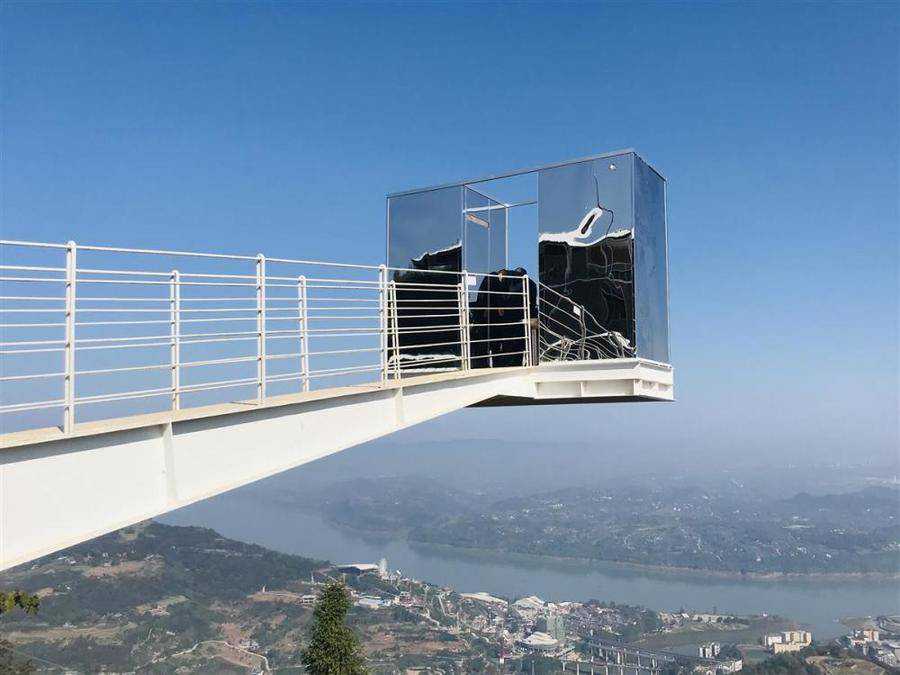 景区在百米悬崖上建“飞天厕所”，仿佛置身空中