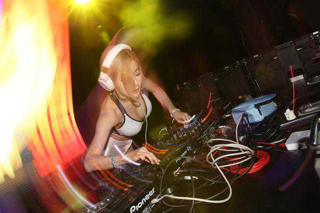 当你蹦迪的时候，台上DJ到底在干些啥？