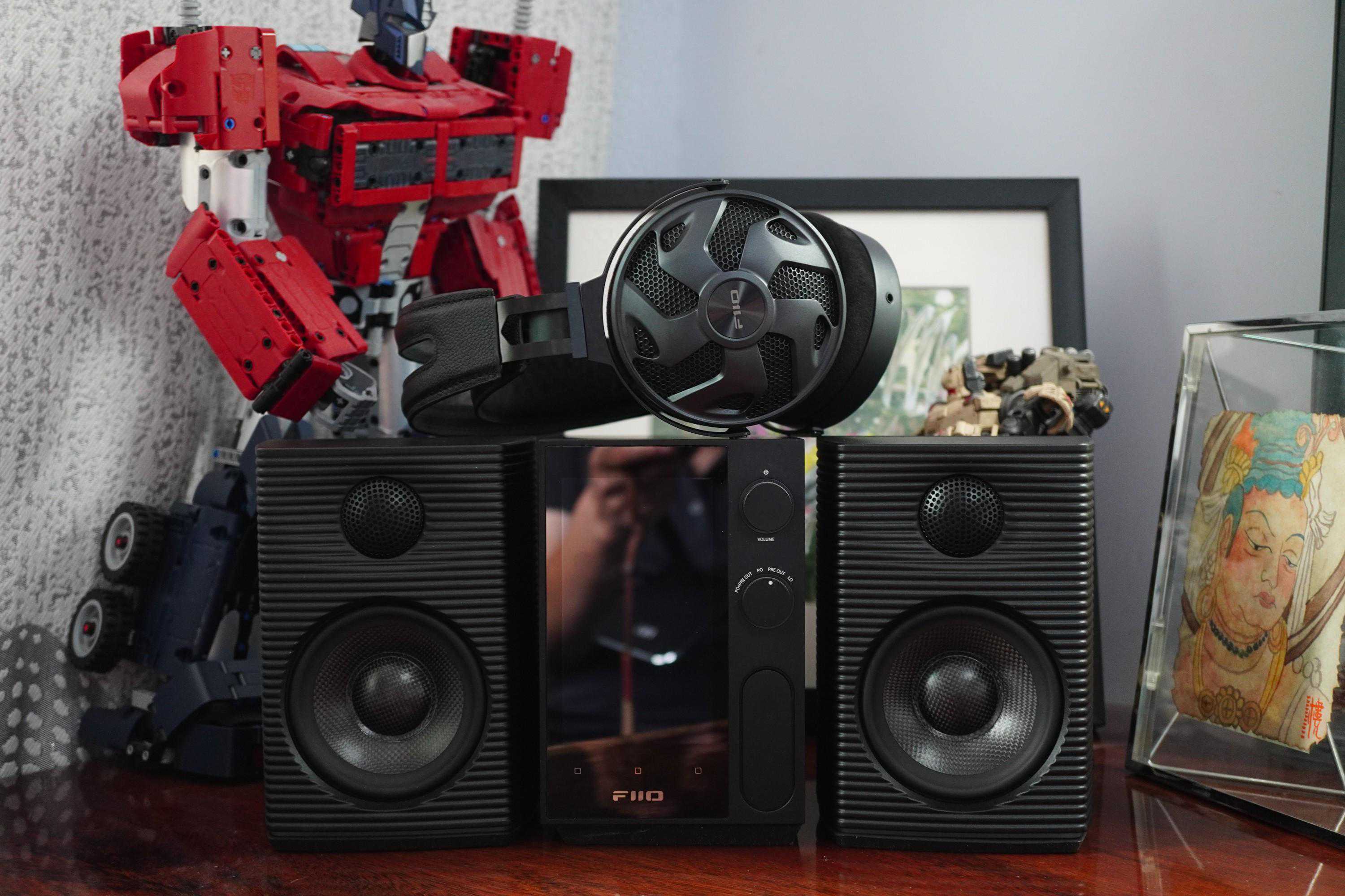 小桌面用户的极致听音组合 飞傲R7播放器、FT3耳机与SP3音箱