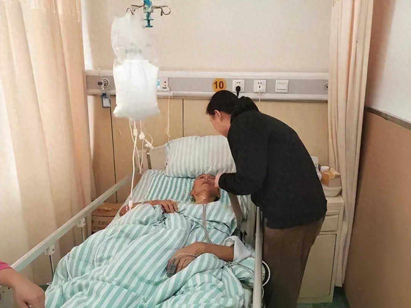 我住院2个月，女儿伺候57天，儿子：把你8300退休金给我5000可好