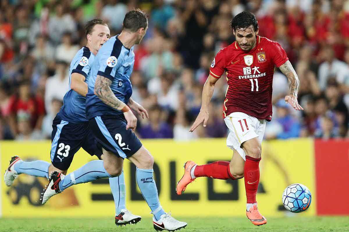 国足再迎1帮手！最强归化外援晒28号球衣，李铁仍手握征召大权