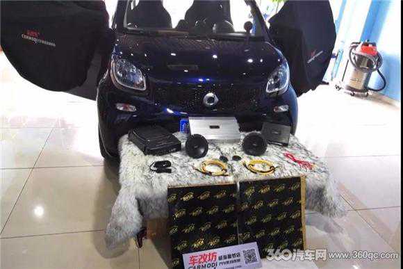 小型车做音响升级会很占空间？你看这台SMART的改法就没问题