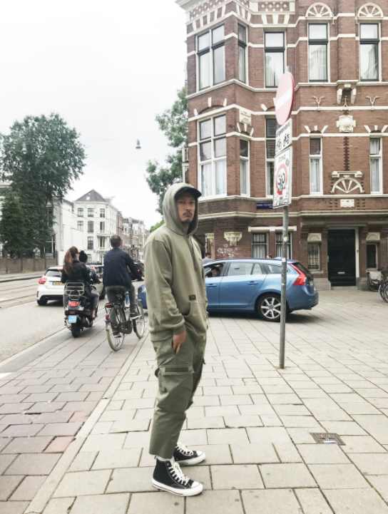 余文乐慢游荷兰街头，造型随意，帅炸眼球，身上的帽衫大有来头
