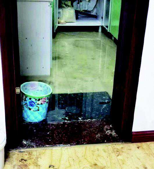 出门在外家里被泡 市民质疑欧韵绿洲小区物业处置不当