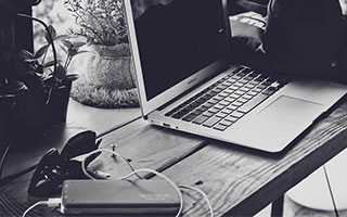 男校长公开穿裙子化浓妆：我在拯救男性