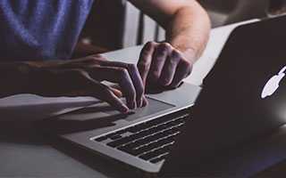 两次关键变阵，20人小厂逆袭110亿龙头